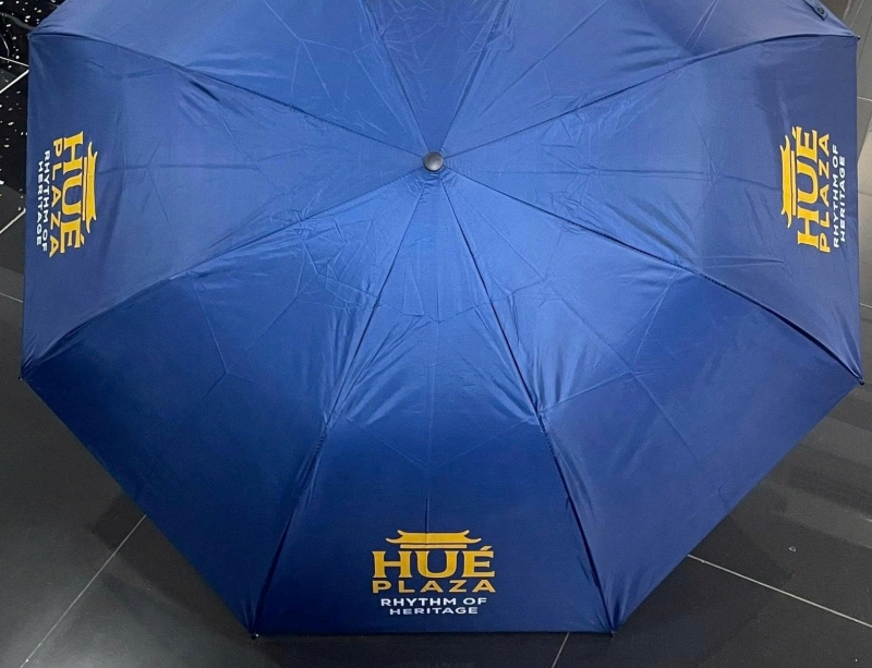 Quà tặng khai trương ô dù in logo Hue Plaza