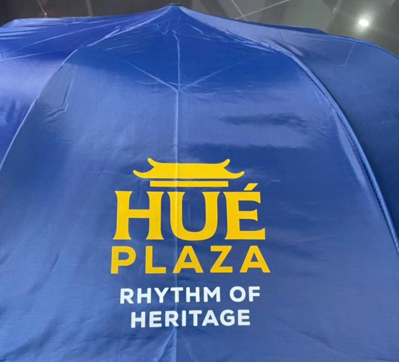 in logo lên dù cầm tay màu vàng gold