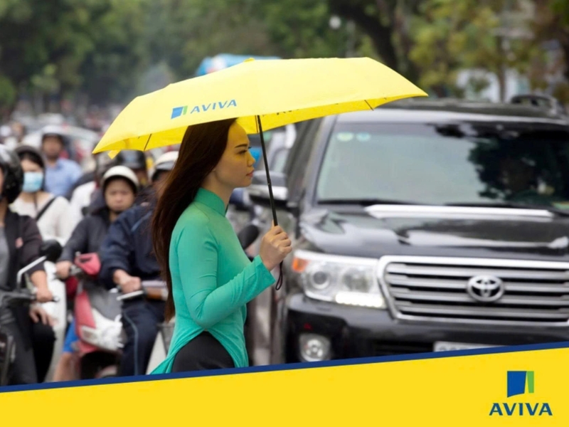 khách hàng sử dụng ô cầm tay quà tặng