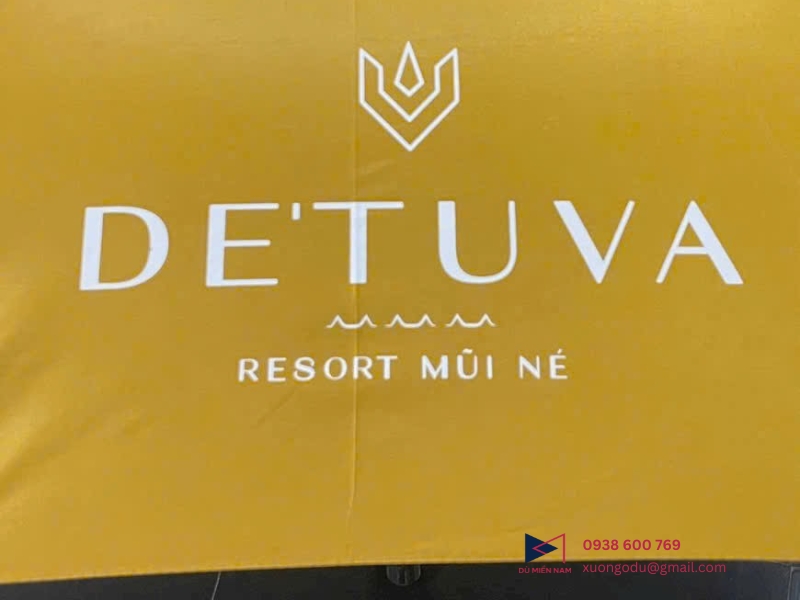 Resort Detuva Mũi Né lựa chọn Dù cầm tay Poly cho khách nghỉ dưỡng
