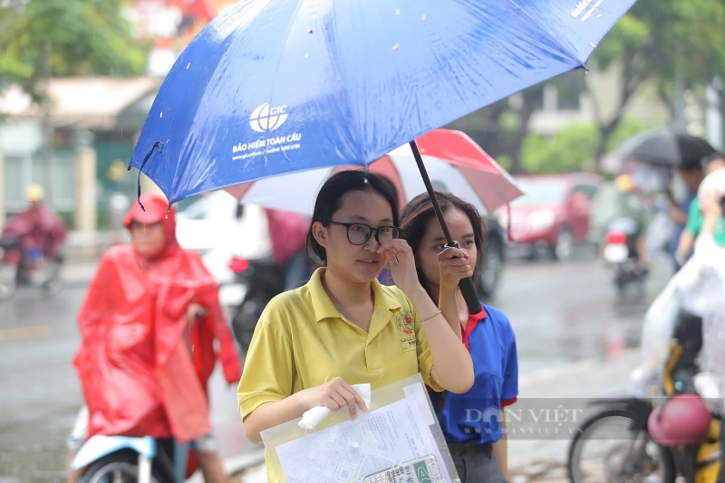 hình ảnh ô che mưa cầm tay trên đường phố